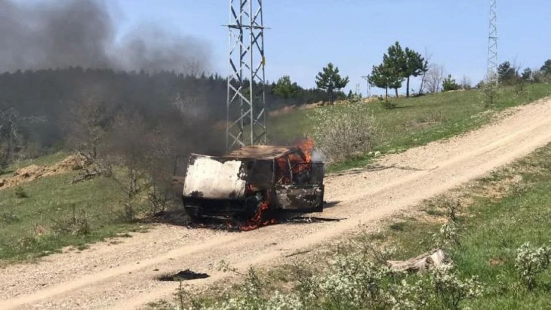 Seyir halindeki otomobil alev alev yandı