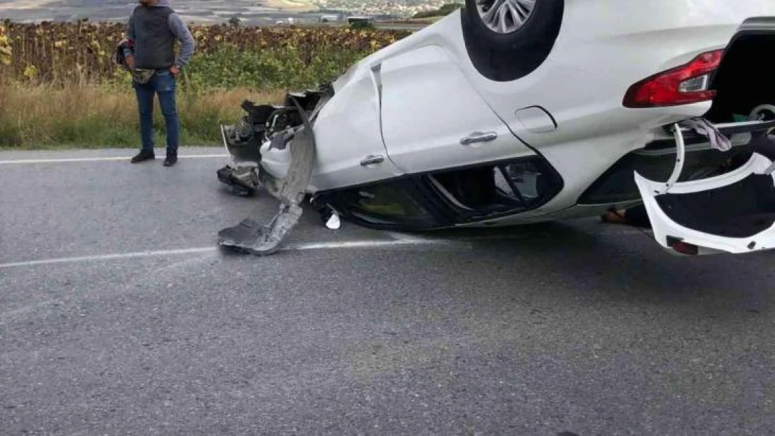 Seyir halindeki otomobilin takla atma anı kamerada