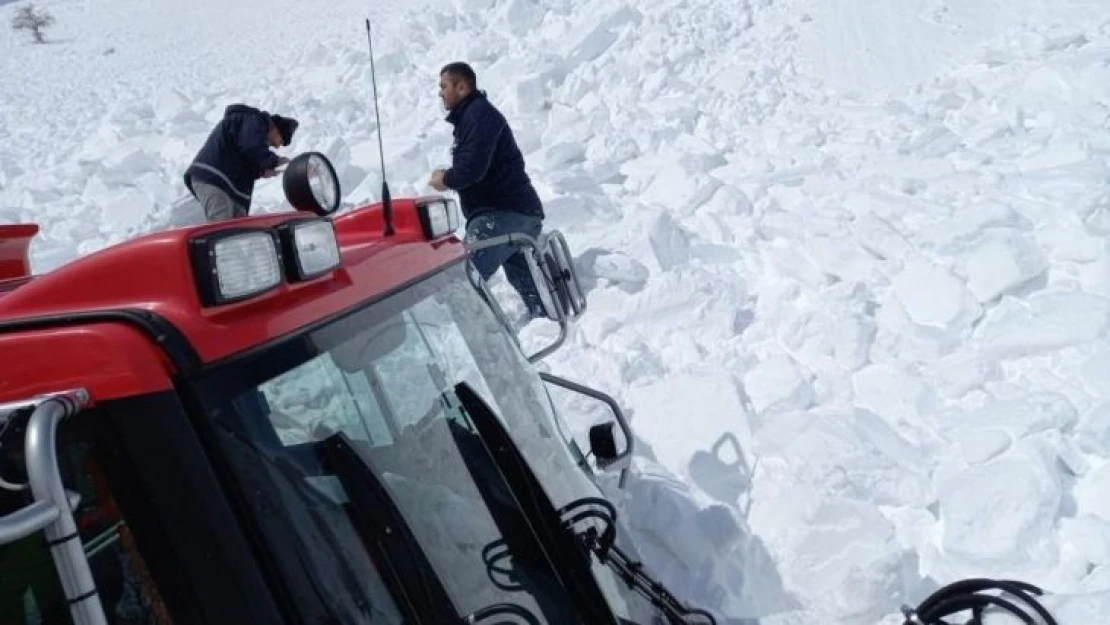 Seyir halindeki snowtrackın üzerine çığ düşme anı kameraya yansıdı