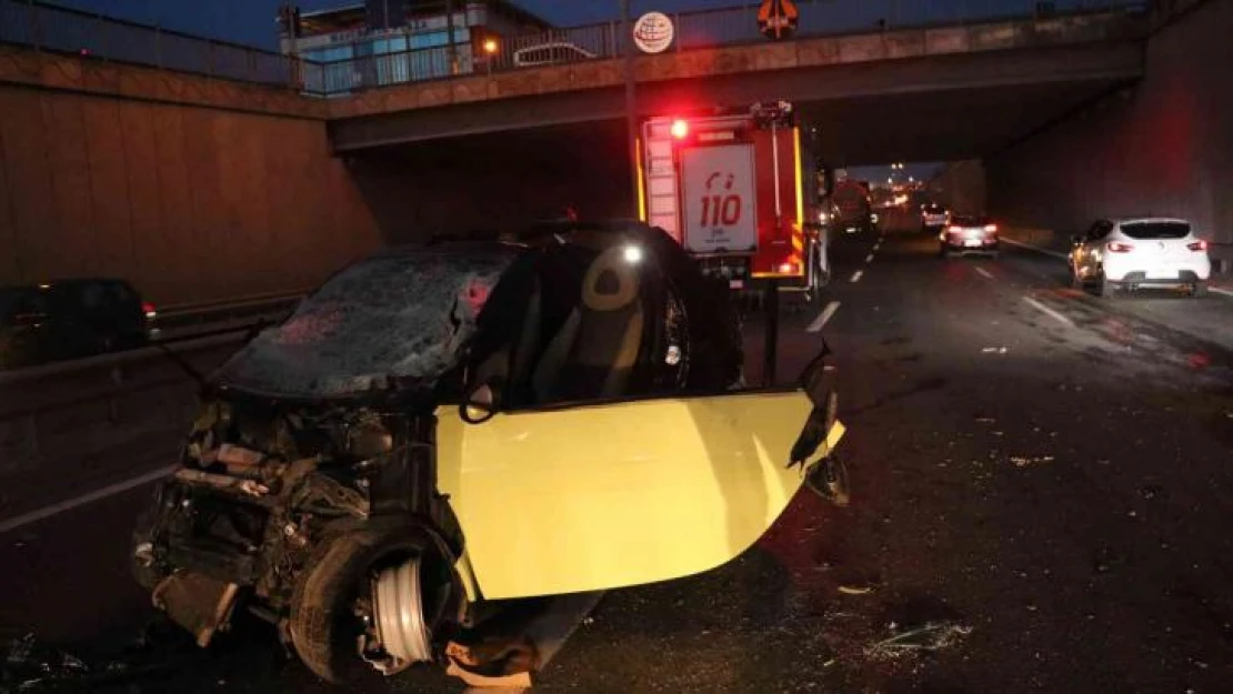 Seyir halindeki tıra çarpan Smart marka otomobilin sürücüsü sıkıştı