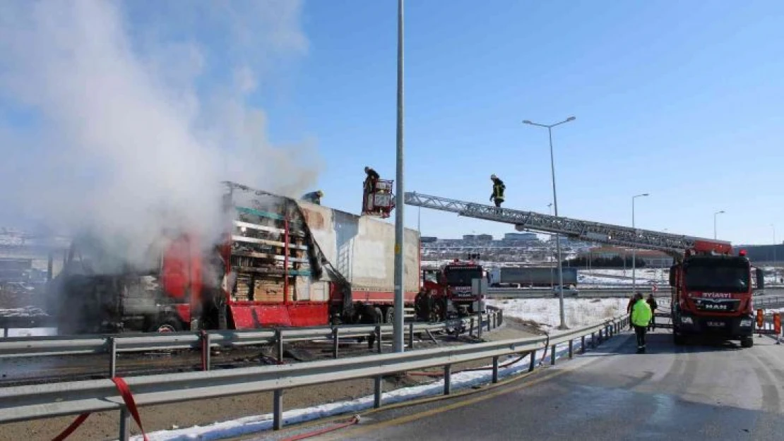 Seyir halindeki yatak yüklü tır yandı