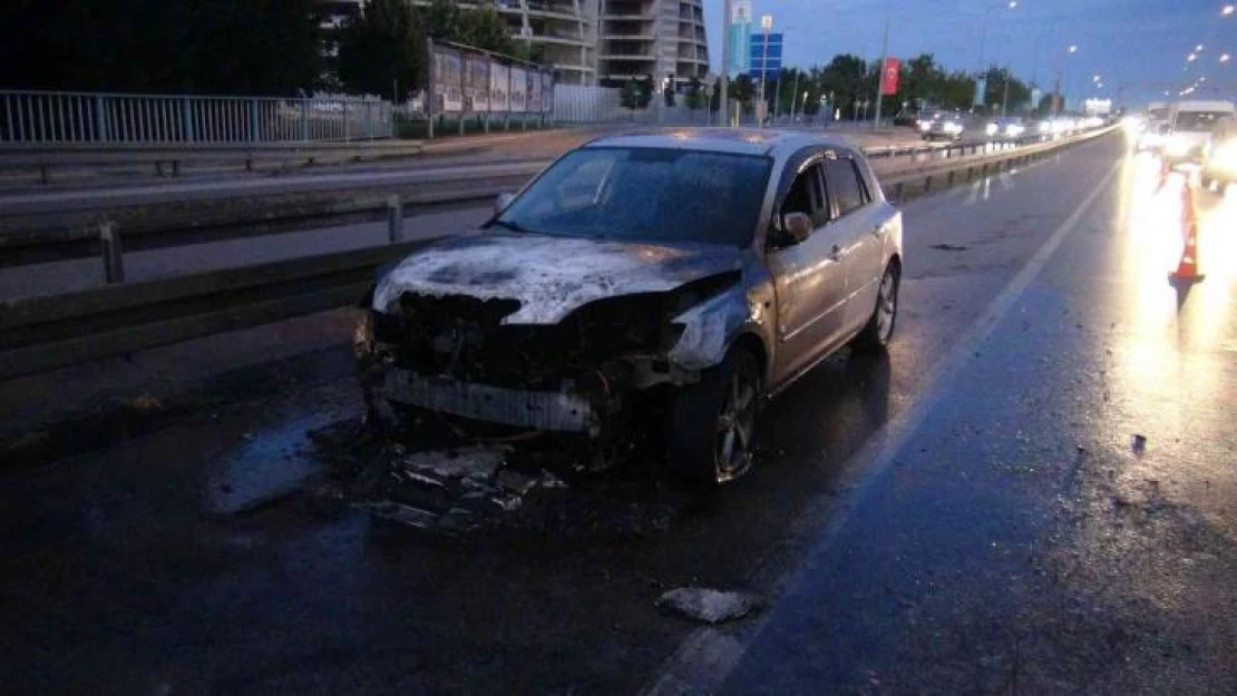 Seyir halindeyken alevlere teslim olan otomobil kullanılmaz hale geldi