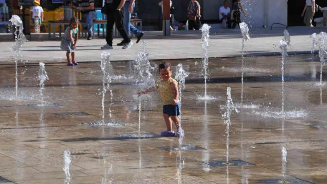 Sıcaktan bunalan çocuklar fıskiyelerde serinledi