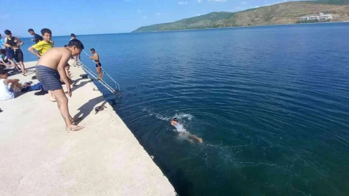 Sıcaktan bunalan çocuklar kendilerini Van Gölü'nün serin sularına bırakıyor