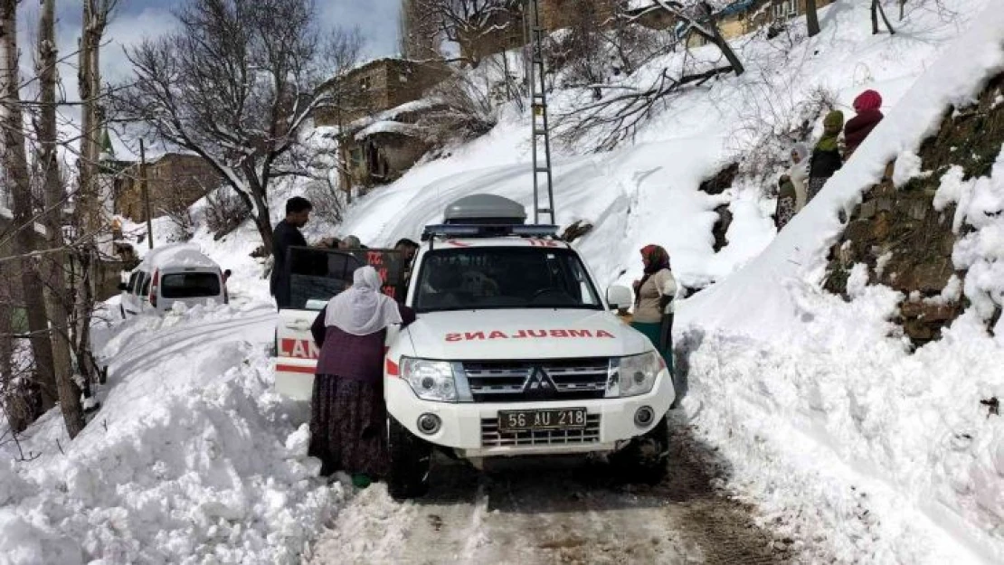 Siirt'te kar ve tipi nedeniyle 80 yaşındaki hasta 4 saat sonra hastaneye ulaştırıldı