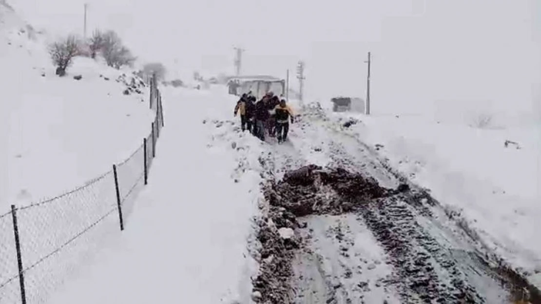 Siirt'te kar yolları kapattı, 75 yaşındaki hasta için ekipler seferber oldu