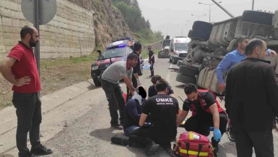 Siirt'te viraj alamayan beton mikseri devrildi: 1 yaralı