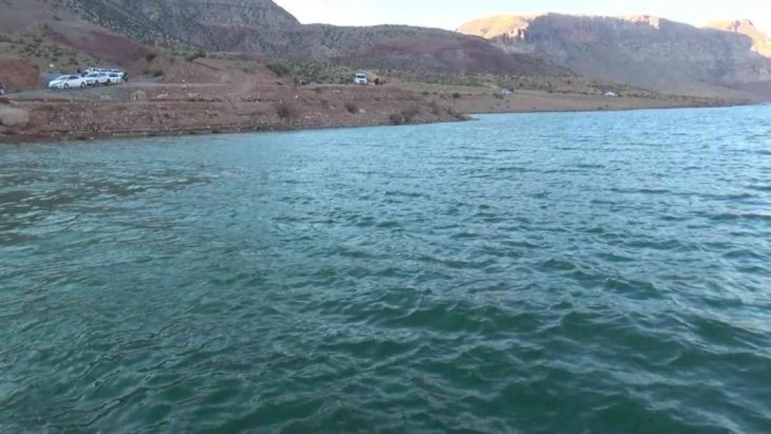 Siirt'te yamaçtan kopan dev kaya parçaları Botan Çayı'na düştü