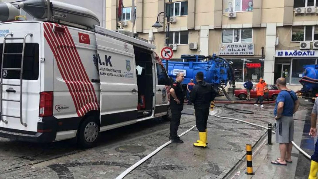 Silivri'de dükkanları su bastı