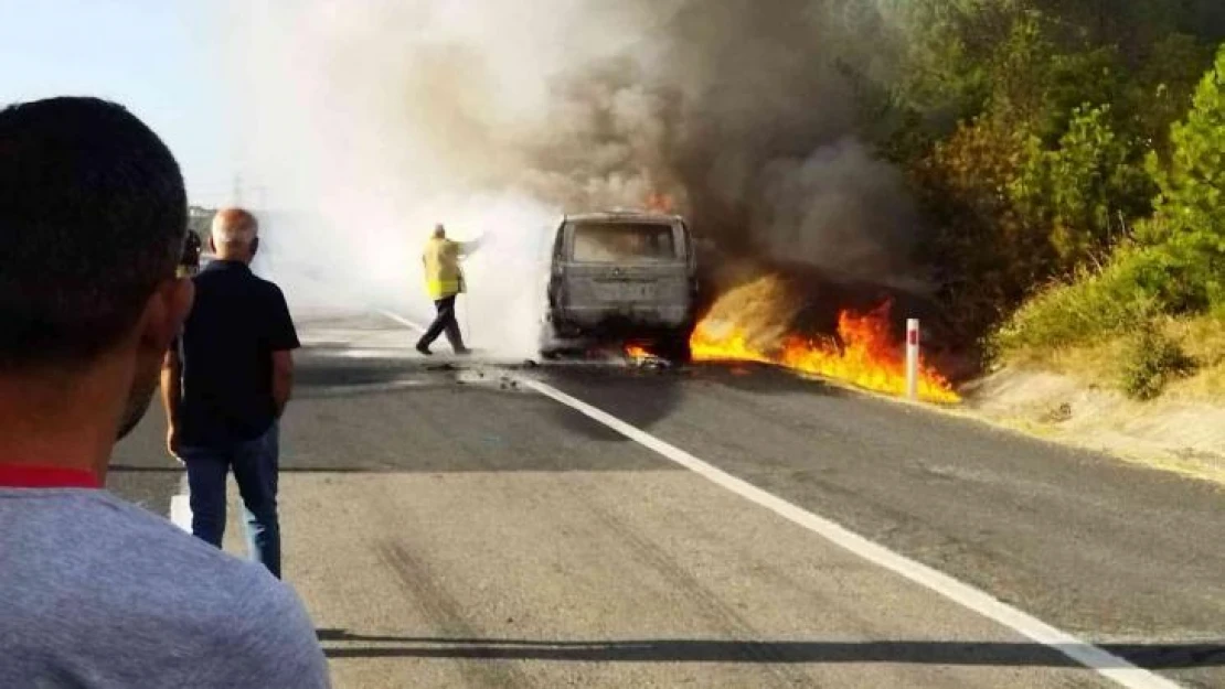 Silivri'de hareket halindeki araç alev alev yandı