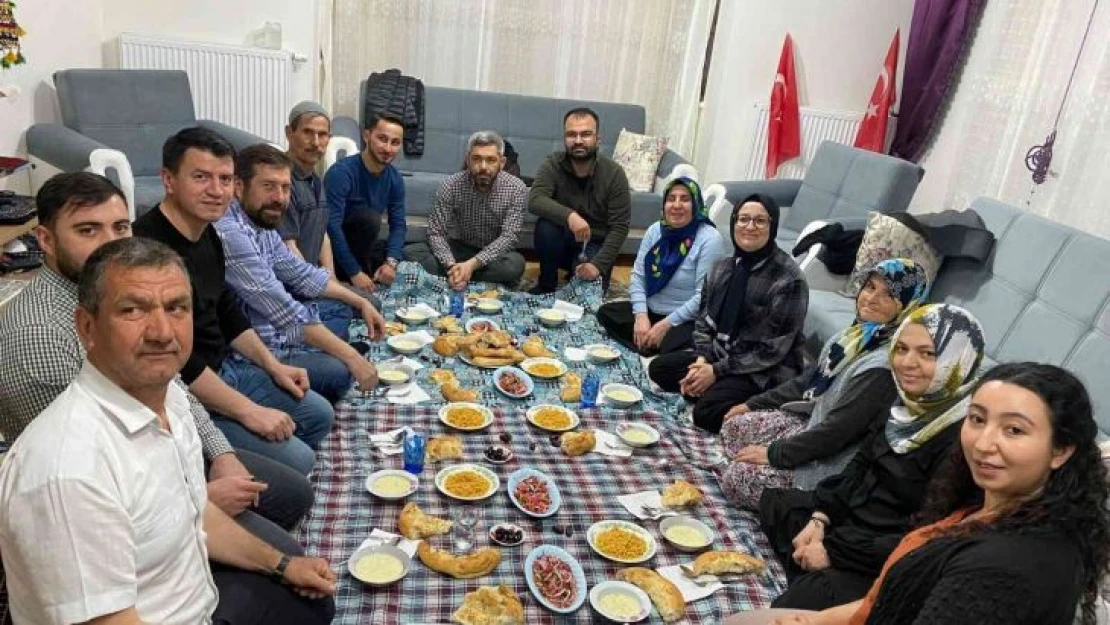 Sındırgı'da çat kapı iftarla mutluluk dağıtılıyor