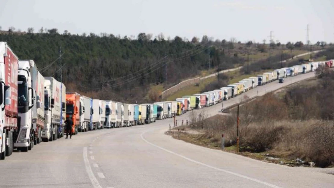 Sınırda tır kuyruğu 20 kilometreyi buldu, şoförler mülteci nöbeti tutuyor