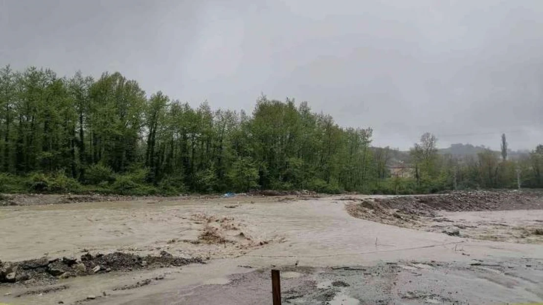 Sinop'ta dere taştı, geçici köprü ulaşıma kapandı