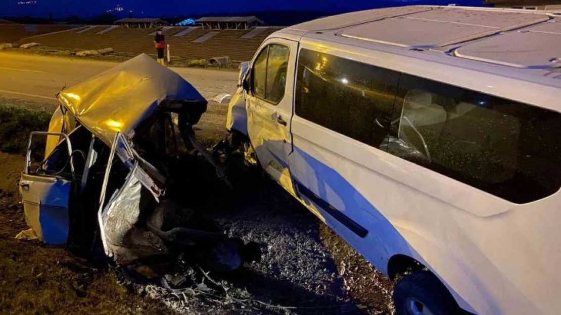 Sinop'ta trafik kazasında otomobil ikiye ayrıldı: 2 ölü, 2 yaralı