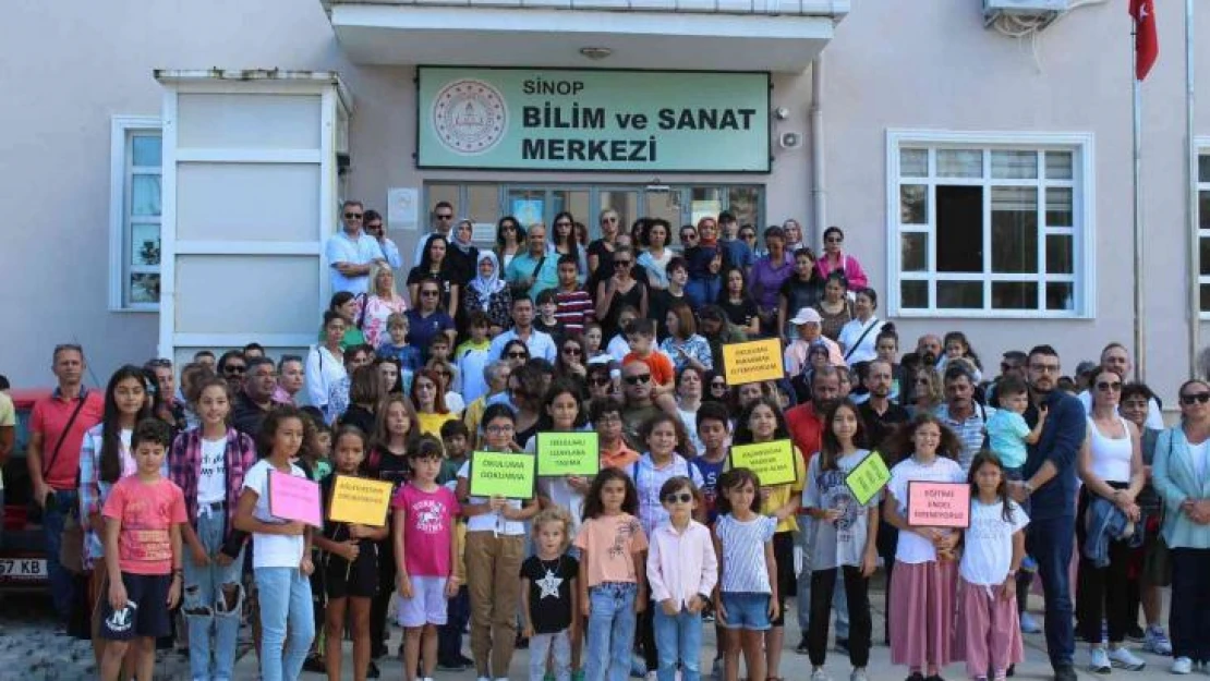 Sinop'ta veliler okul önünde toplandı