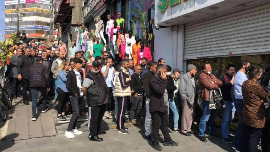 Şirinevler'de bayram öncesi metrelerce 'ucuz' baklava kuyruğu