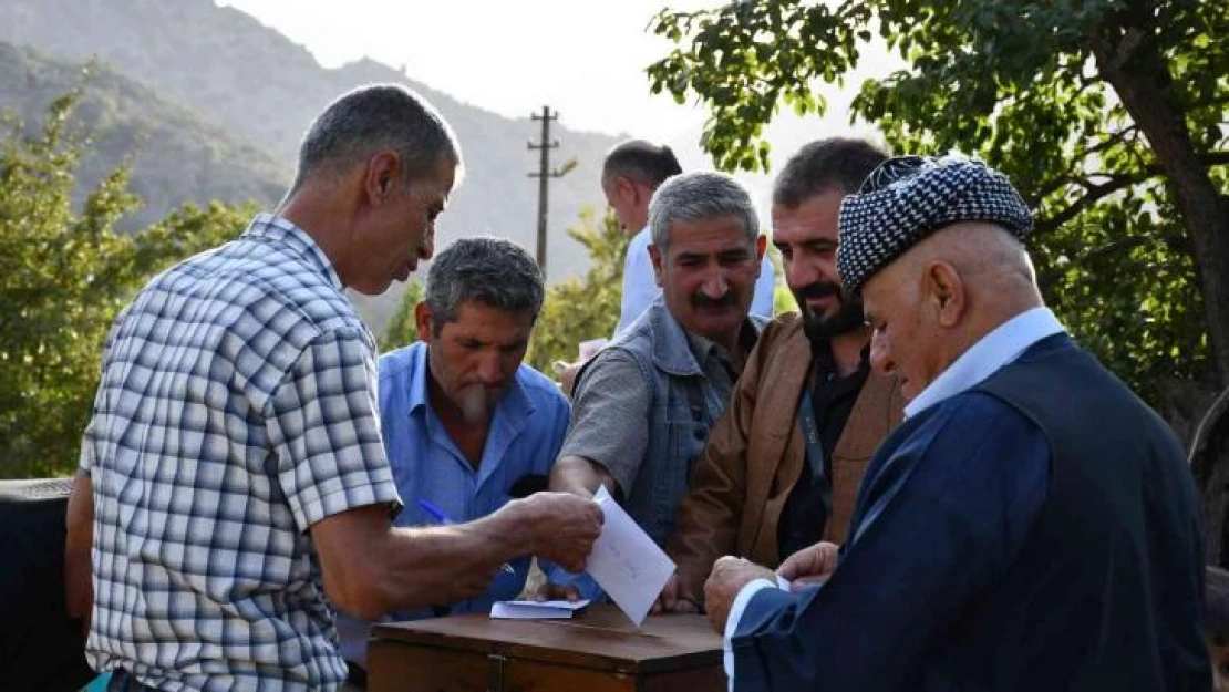 Şırnak'ta ilginç takı geleneği: Oy kullanır gibi sandık kuruldu, zarflar atıldı