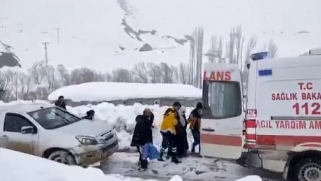 Şırnak'ta kar kalınlığı 2 metreyi buldu, hastaya 5 saat sonra ulaşıldı