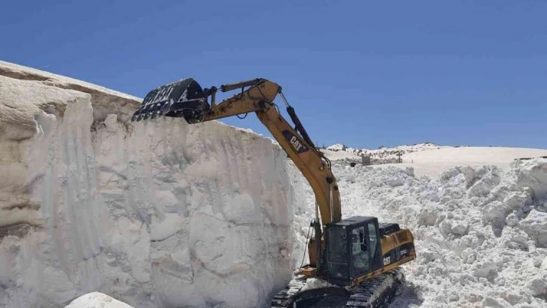 Şırnak'ta Nisan ayı ortasında kar kütlesi 8 metreyi aştı