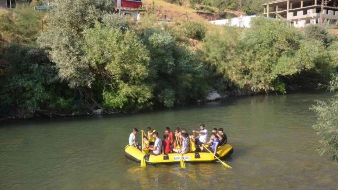 Şırnaklı çocuklar bayramı rafting heyecanıyla geçirdi