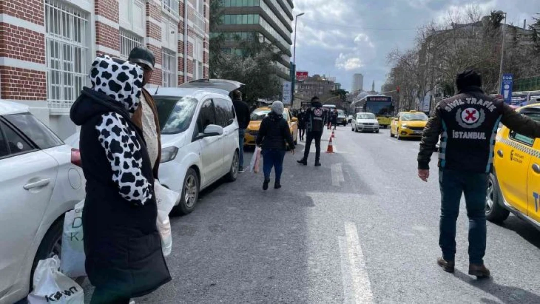 Şişli'de turistleri almayan taksici  yakalanınca polise isyan etti