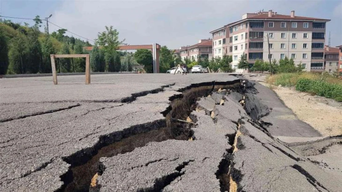 Site otoparkında heyelan meydana geldi