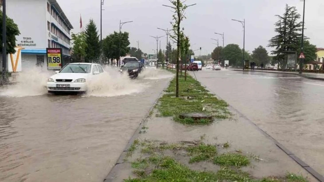 Sivas'ı sağanak vurdu, hayat felç oldu