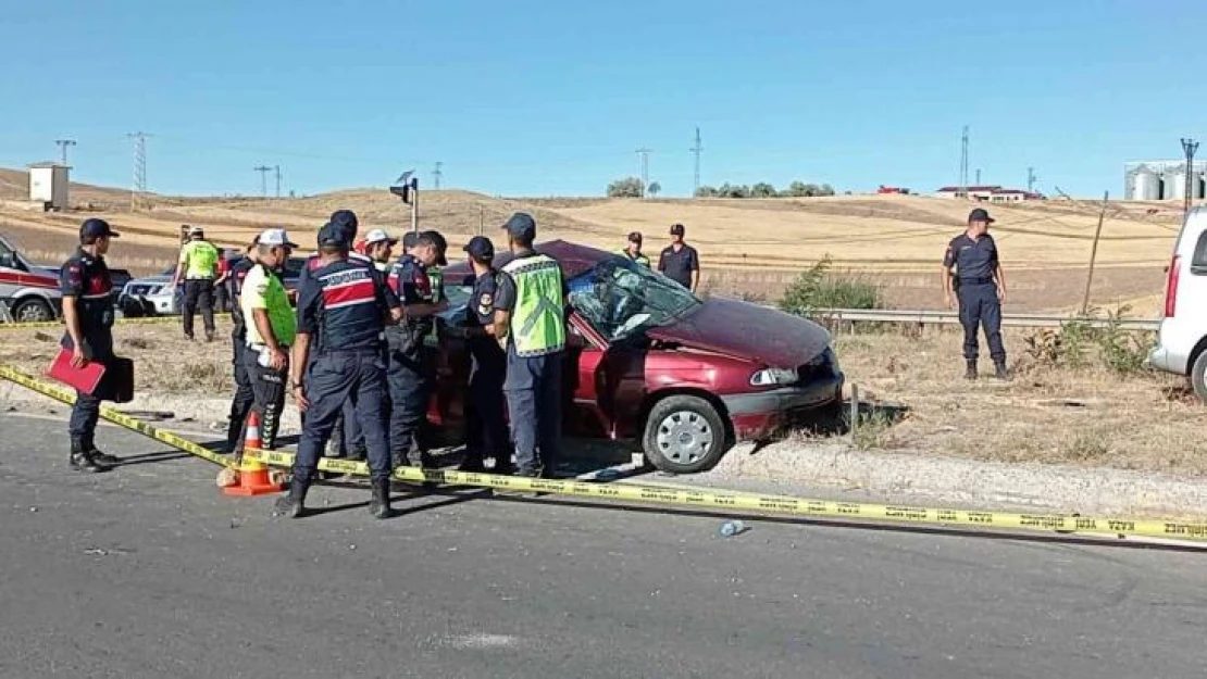 Sivas'ta hafif ticari araç ile otomobil kavşakta çarpıştı: 1 ölü, 6 yaralı