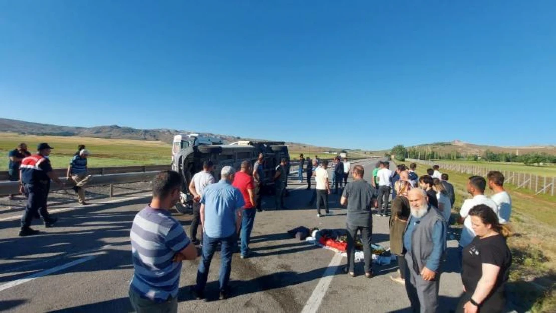 Sivas'ta kamyonet devrildi, 5 kişi yaralanırken anayol trafiğe kapandı