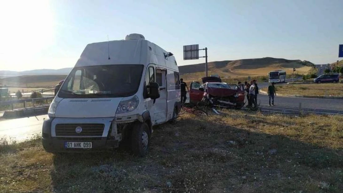 Sivas'ta karavan ile otomobil çarpıştı: 7 yaralı