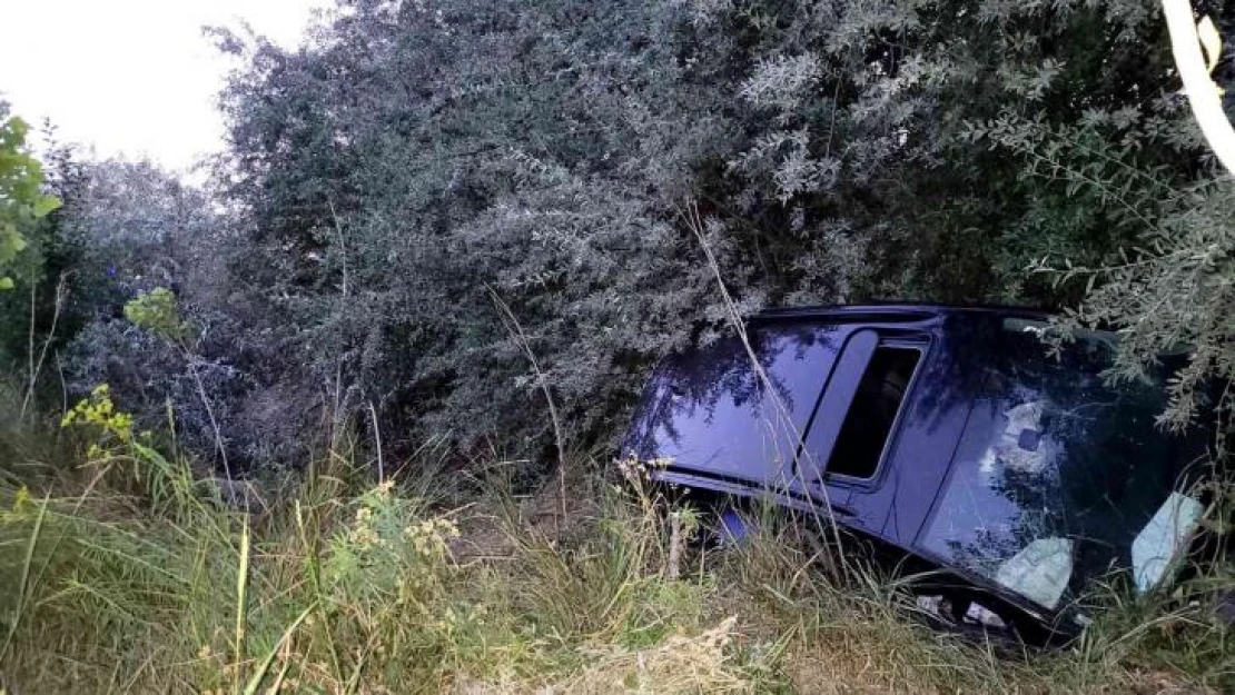 Sivas'ta otomobil dere yatağına uçtu: 3 yaralı