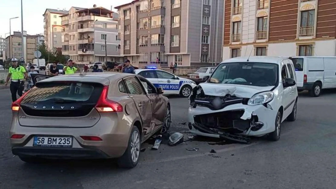 Sivas'ta otomobiller çarpıştı: 3'ü çocuk 6 yaralı