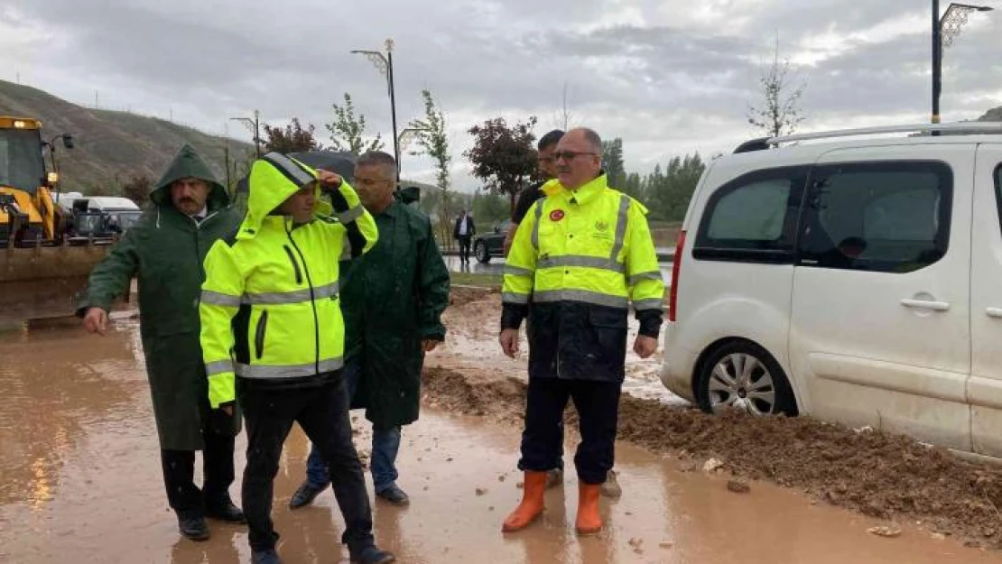 Sivas'ta şiddetli yağış hayatı felç etti, bazı ev ve iş yerlerini su bastı