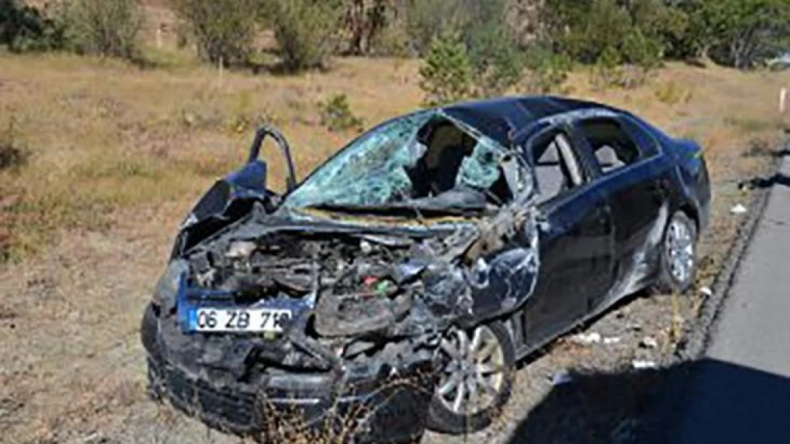 Sivas'ta tıra çarpan otomobil hurdaya döndü: 5 yaralı