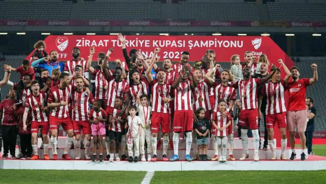 Sivasspor kupasını aldı