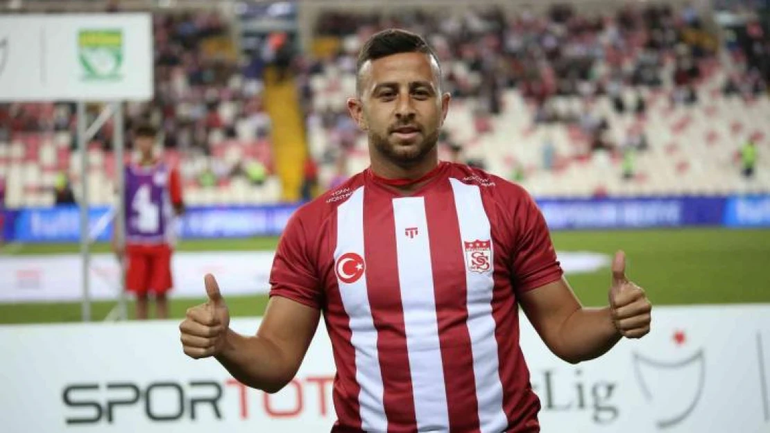 Sivasspor'un yeni transferi Dia Saba stadyumda taraftarı selamladı