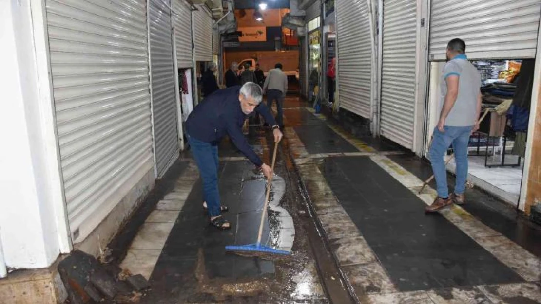 Siverek'te aniden bastıran yağmur sele neden oldu