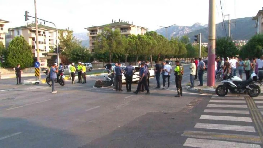 Sivil polis aracı otomobille çarpıştı: 1'i ağır 8 yaralı