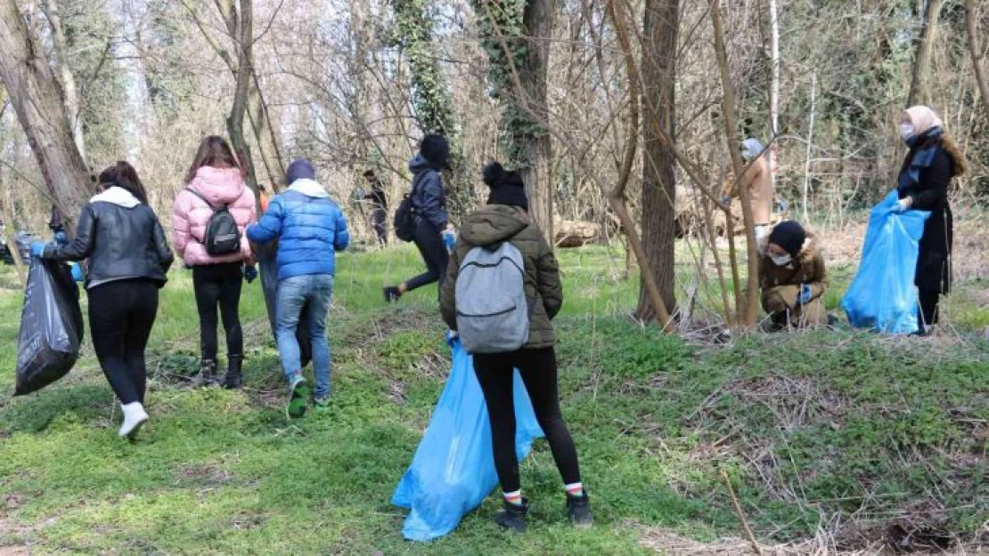 Soğuk havaya aldırış etmeden çevre temizliği için kolları sıvadılar