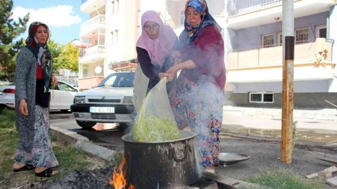 Sonbaharla beraber kadınların turşu mesaisi başladı