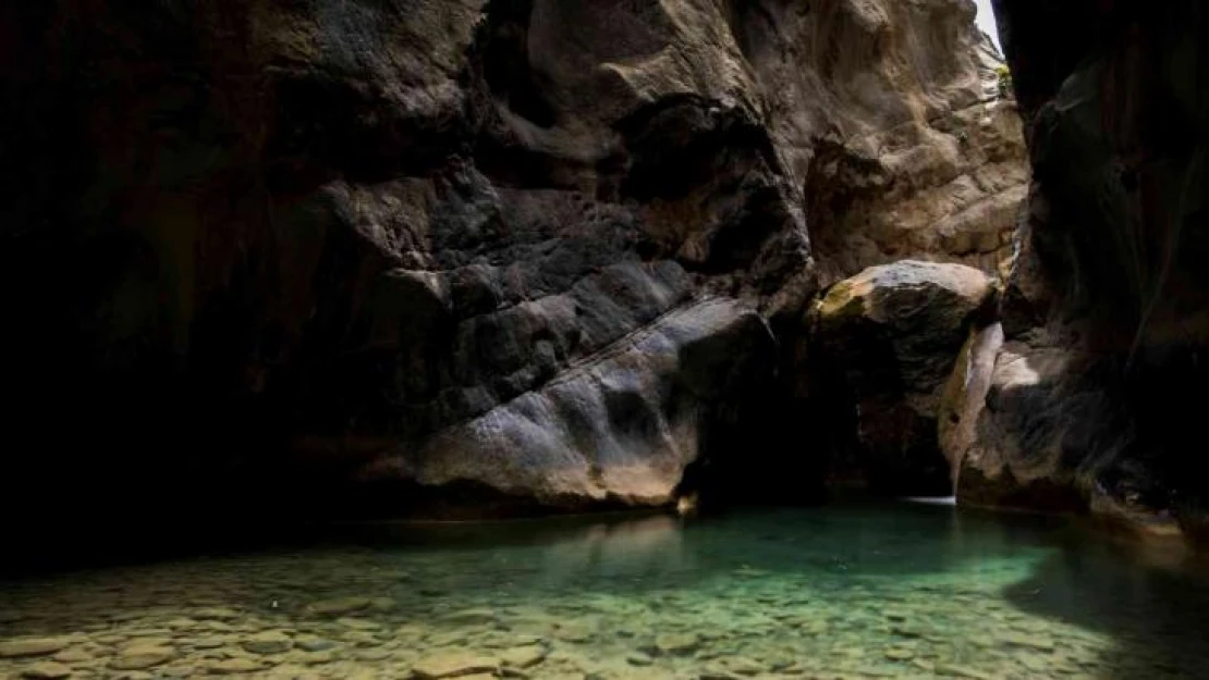 Spil Dağı'nın saklı kanyonu fotoğrafçıların ilgi odağı oldu