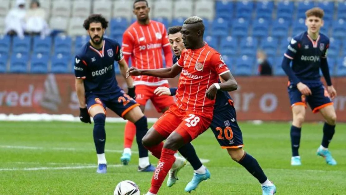 Spor Toto Süper Lig: Medipol Başakşehir: 0 - Antalyaspor: 1 (İlk yarı)