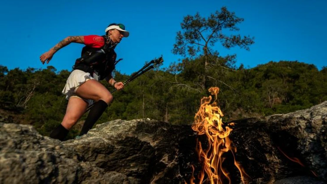 Sporcular deniz seviyesinden 2 bin 365 metre zirveye koşarak çıktı