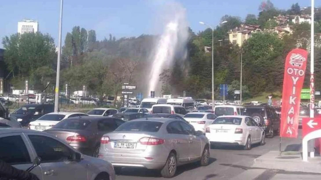 Su borusu patladı, yollar göle döndü