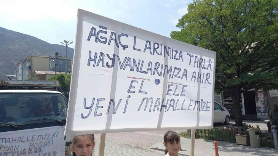 Sular altında kalacak olan ahır ve tarım arazileri için yürüyüş yaptılar