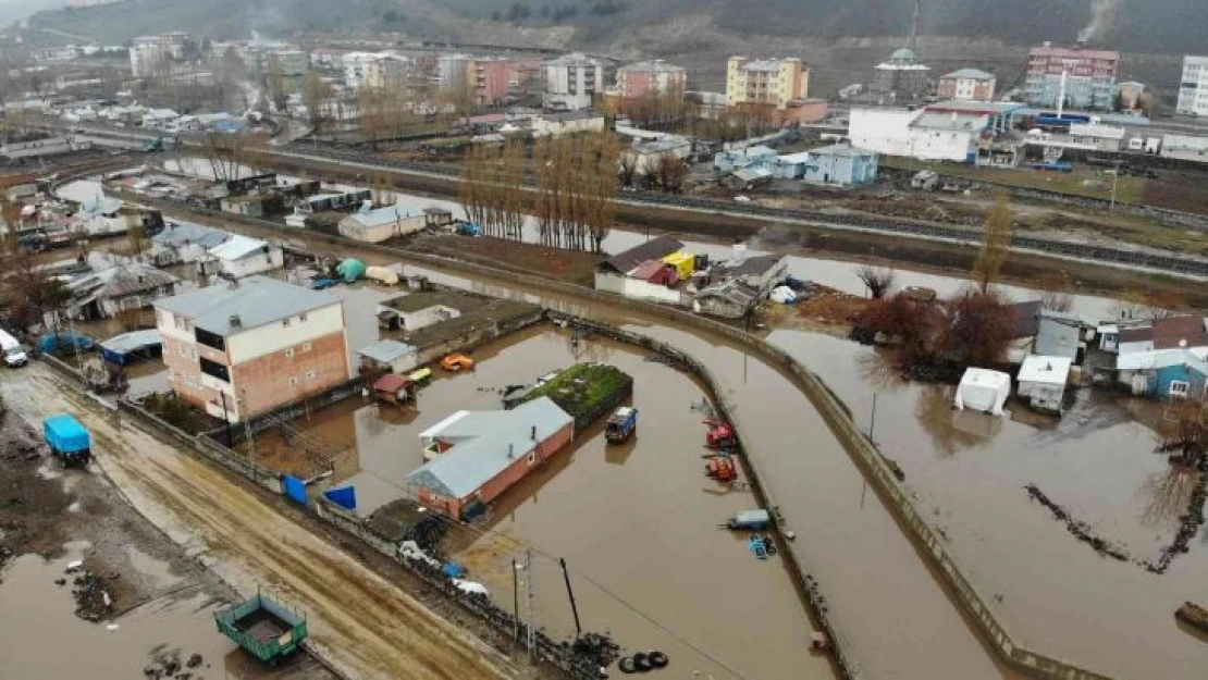 Sular altında kalan evler havadan görüntülendi