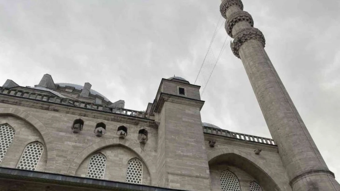 Süleymaniye Camii'nin şerefesinden parça koptu