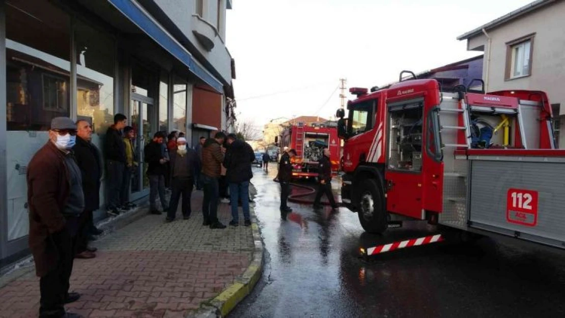 Sultanbeyli'de 2 katlı evin çatısı alevlere teslim oldu