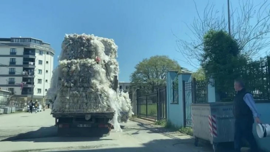 Sultanbeyli'de aşırı yük dolu olan kamyonetin tehlikeli yolculuğu kamerada