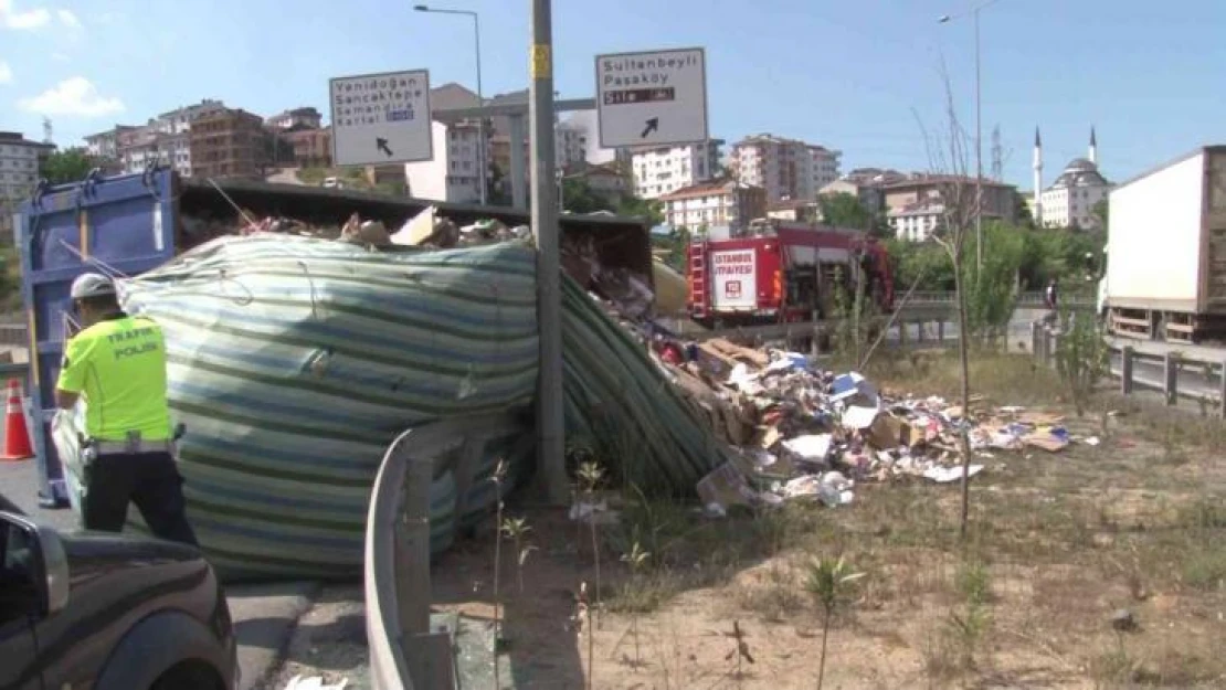 Sultanbeyli'de atık yüklü kamyon devrildi: 1 yaralı